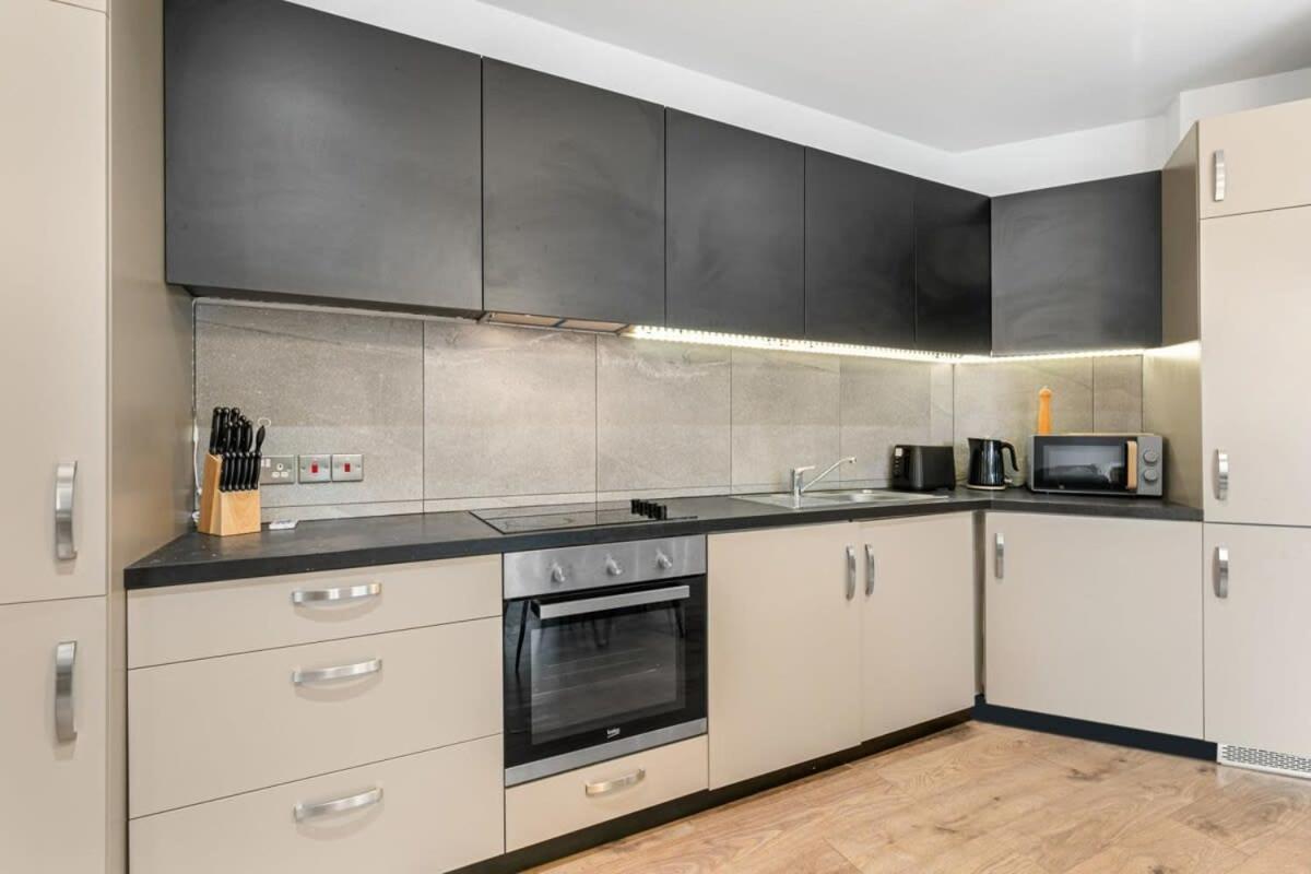 Spacious 1 Bedroom Apartment In Central Уокинг Экстерьер фото