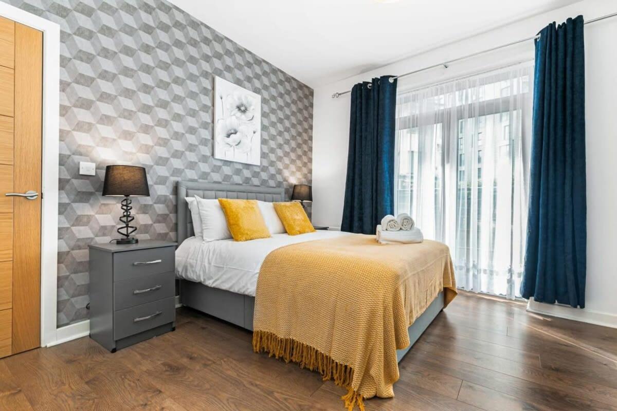 Spacious 1 Bedroom Apartment In Central Уокинг Экстерьер фото